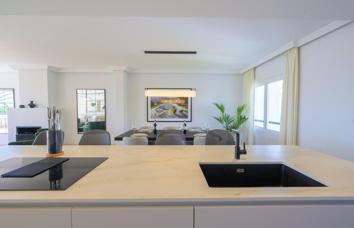 Luxurious 3-bedroom Penthouse In Monteros Apartment