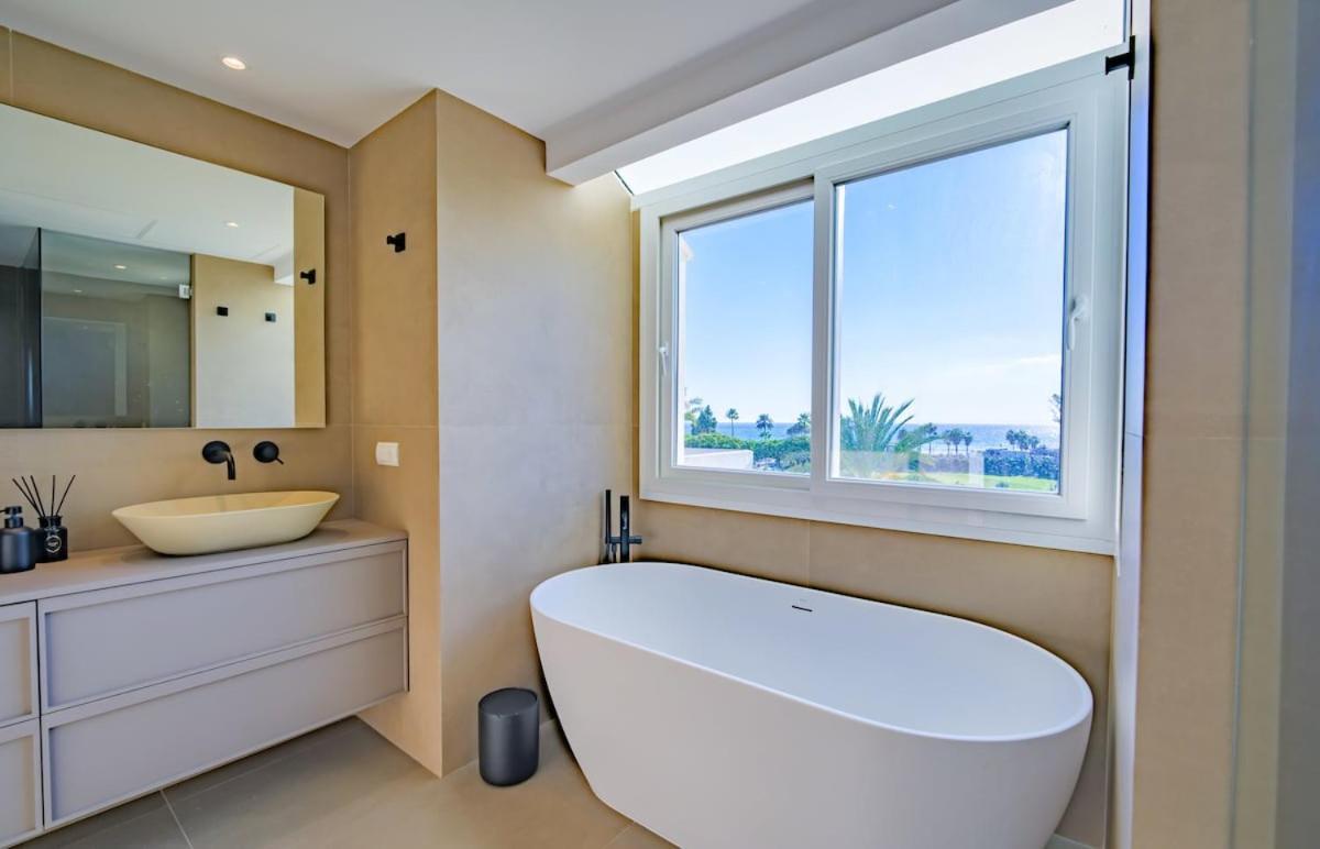 Luxurious 3-bedroom Penthouse In Monteros