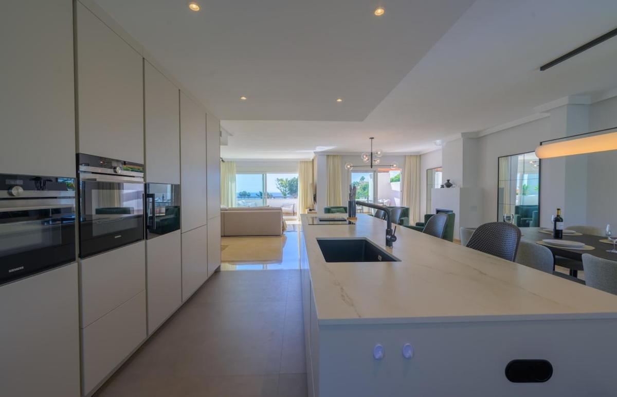 Apartment Luxurious 3-bedroom Penthouse In Monteros *